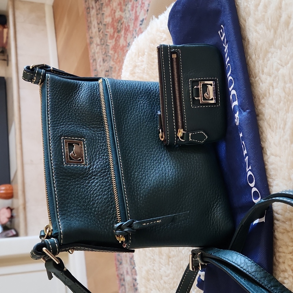Beautiful NWOT Hunter Green Dooney & Bourke Letter Carrier & Wallet Set 🌲
